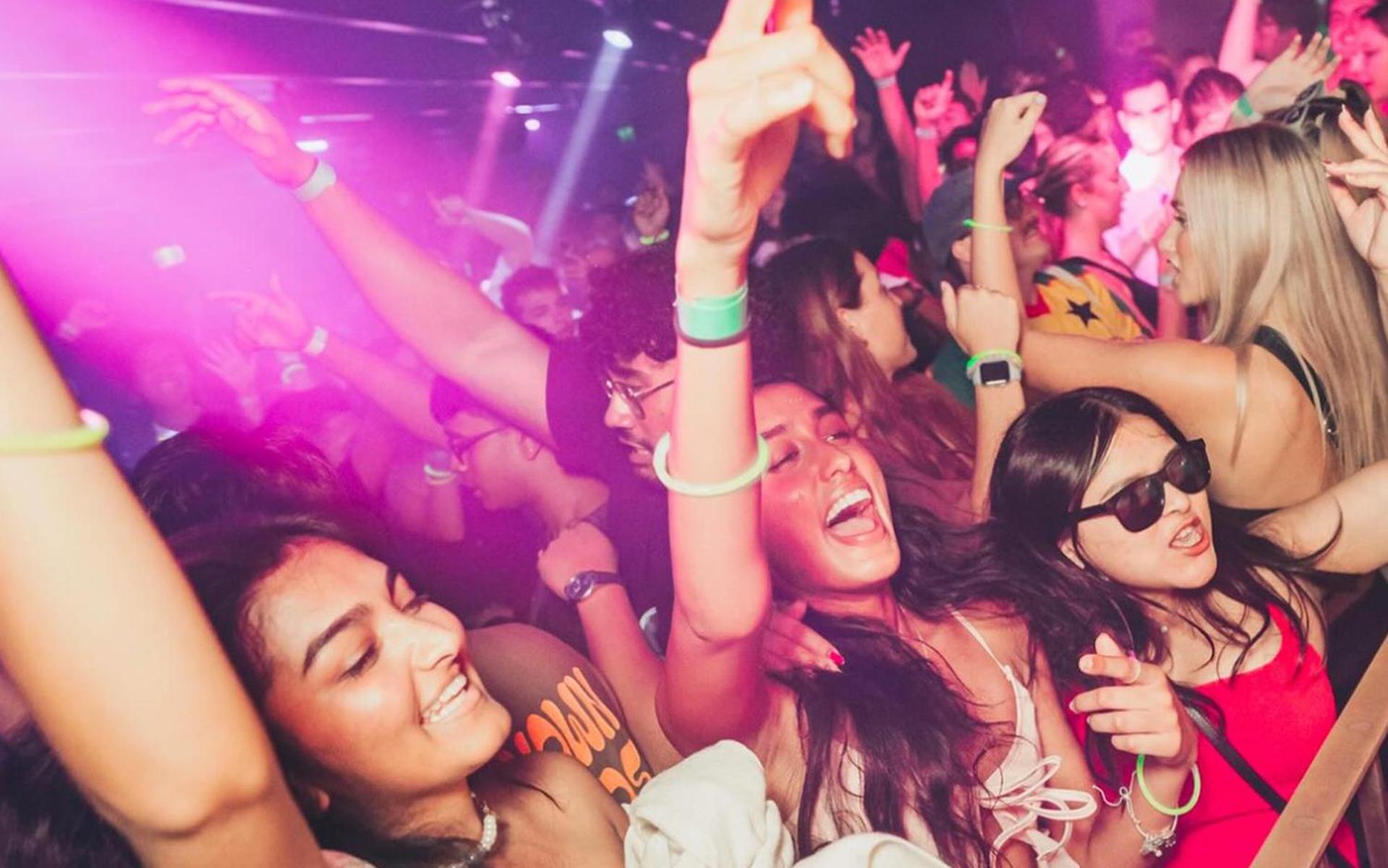 Wake Up! Sydney Central (Adults Only) Εξωτερικό φωτογραφία Clubbers dancing at a nightclub